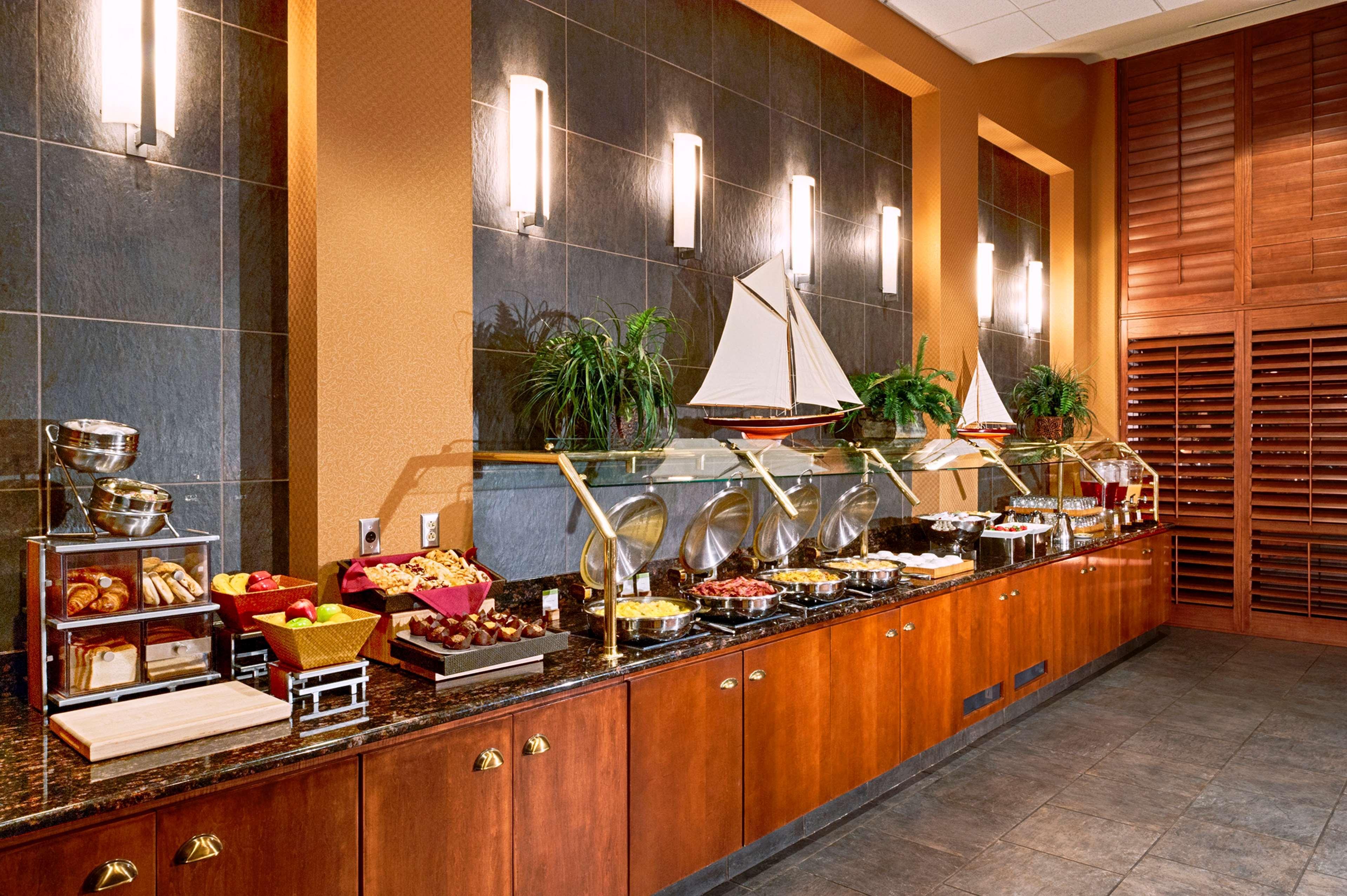 Doubletree By Hilton Bay City - Riverfront Екстер'єр фото