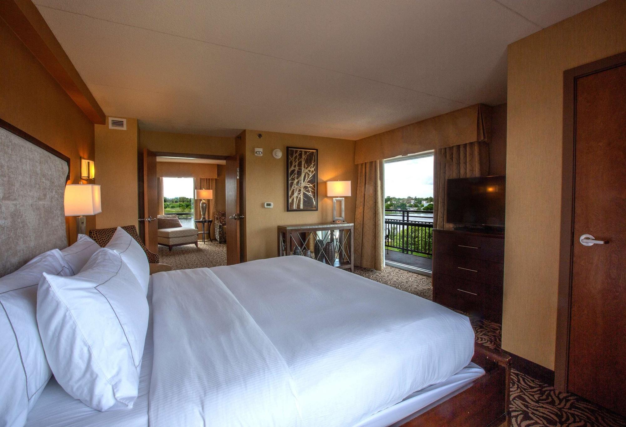 Doubletree By Hilton Bay City - Riverfront Екстер'єр фото