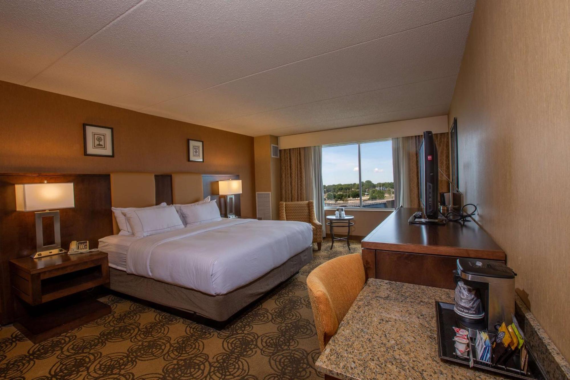Doubletree By Hilton Bay City - Riverfront Екстер'єр фото