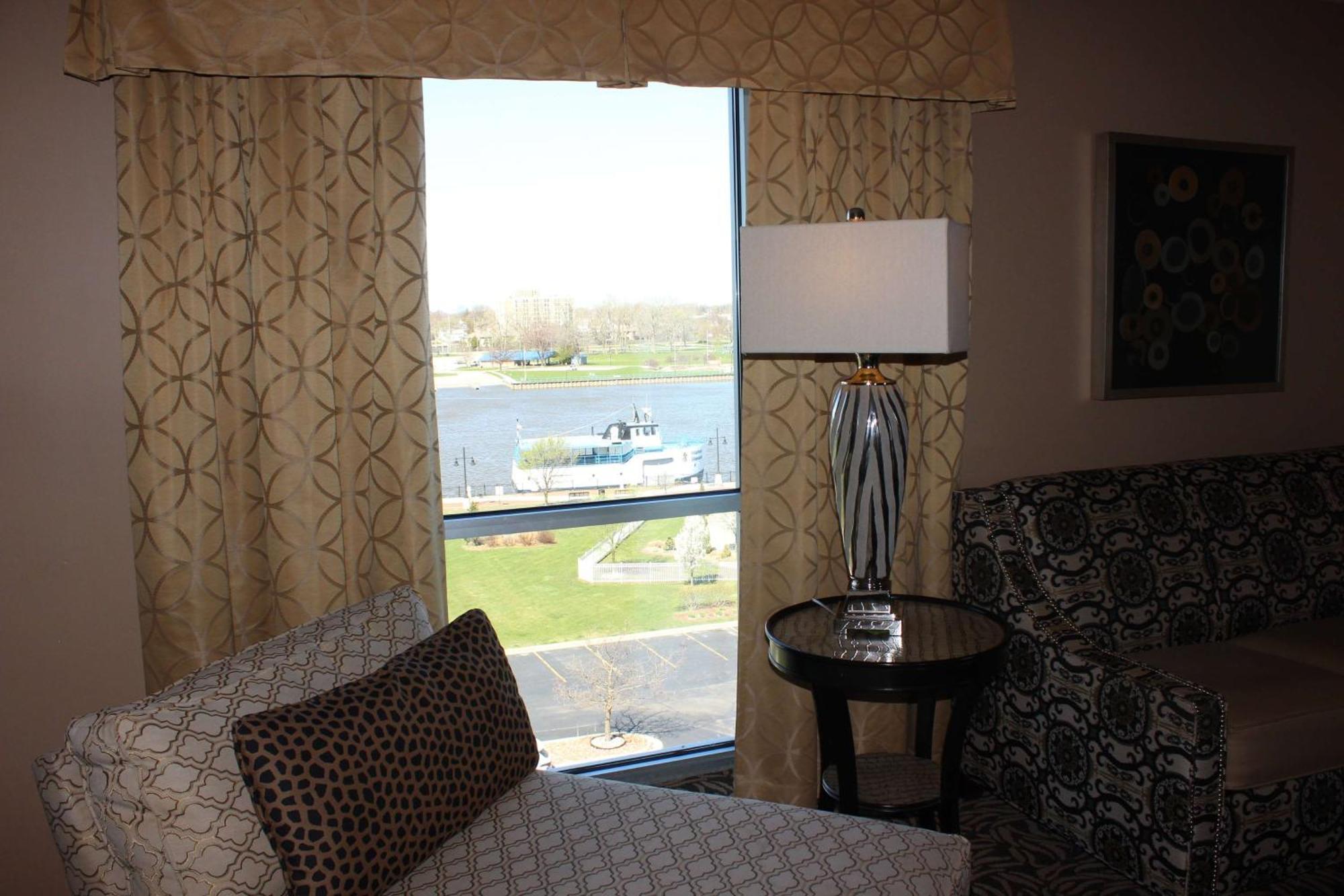 Doubletree By Hilton Bay City - Riverfront Екстер'єр фото